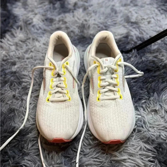 Ladies Brooks - Picture 1 of 8